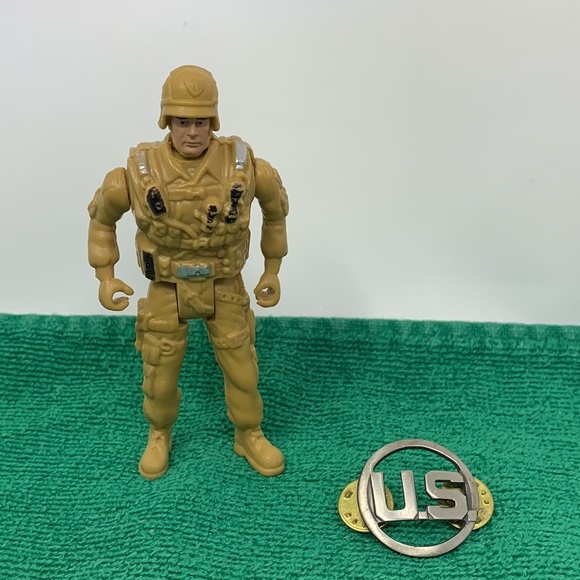 3.5” Desert Storm Soldier Trooper Action Figure Toy with U.S. vintage pin - Picture 3 of 16